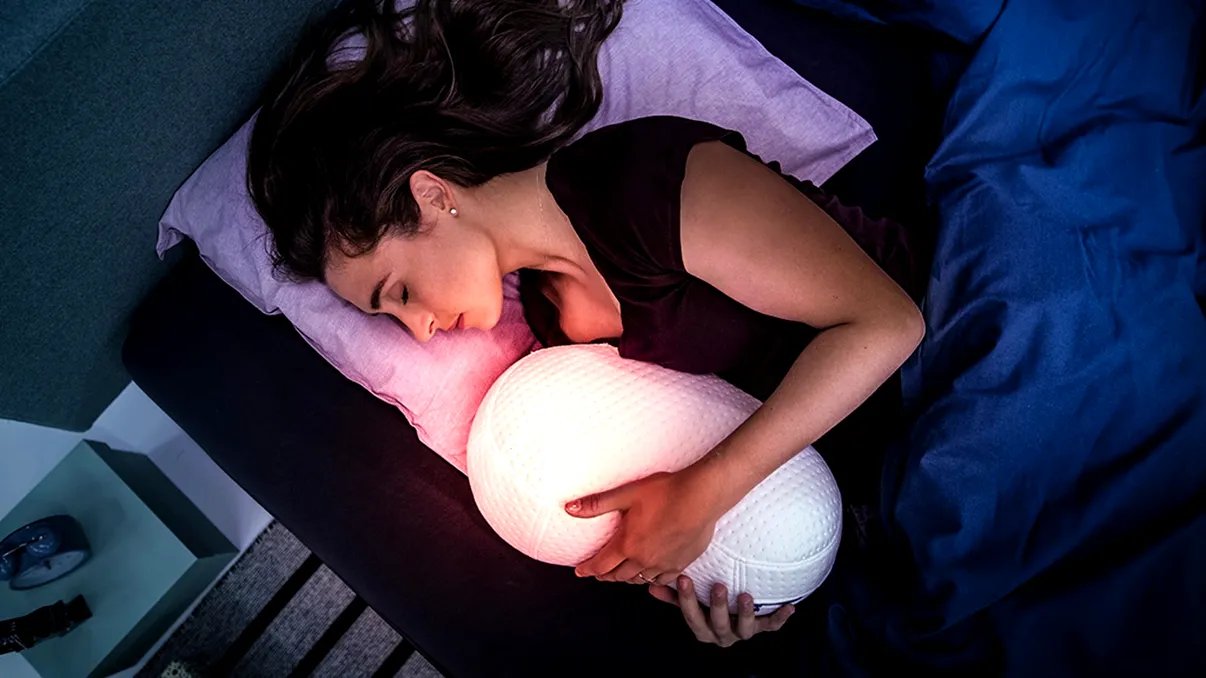 Somnox este robotul pe care îl îmbrățișezi pentru un somn dulce