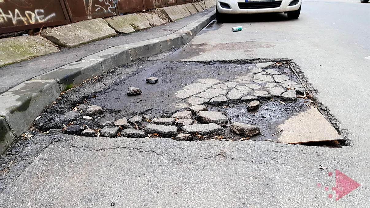 Ce se strică la mașină când dai în gropile din București