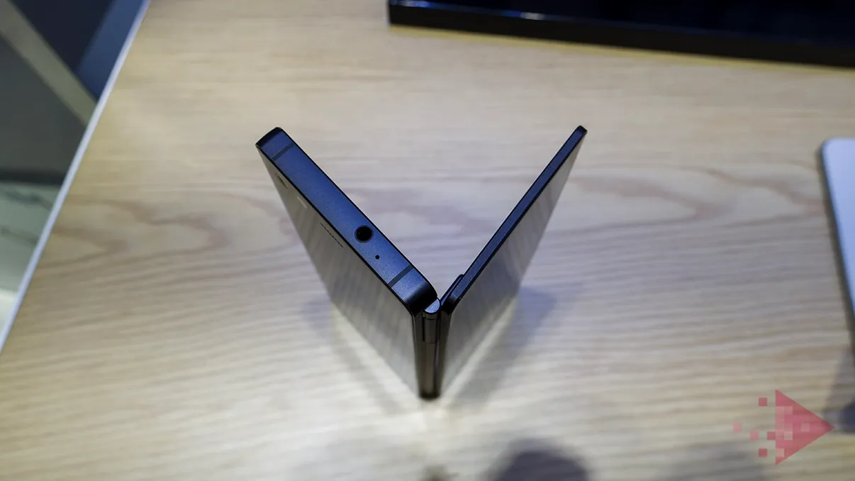 Huawei se chinuie să lanseze un telefon pliabil înaintea Samsung