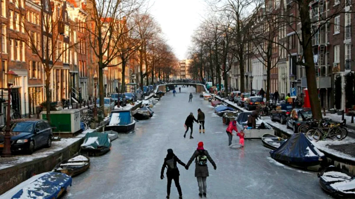 Frigul a făcut din Amsterdam un patinoar și ne-a dat imagini magnifice