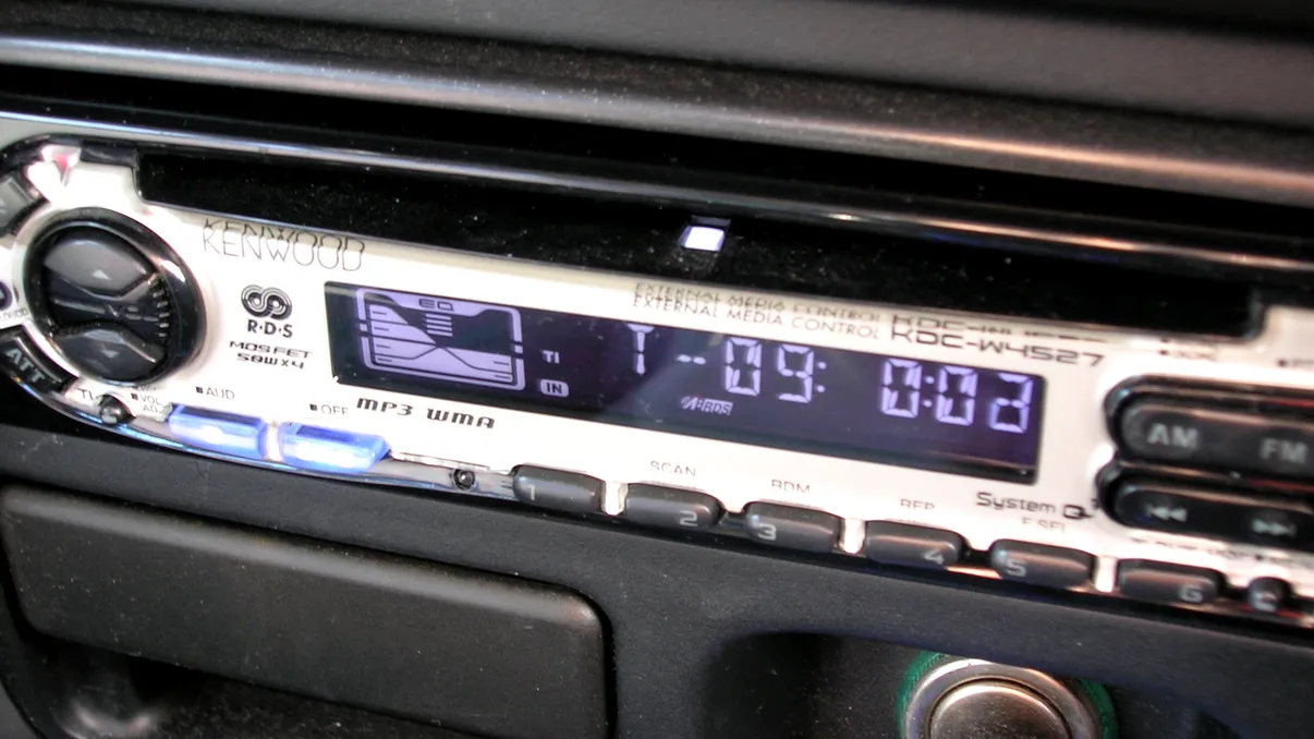 Ce înseamnă simbolurile de pe playerul de muzică din mașina ta