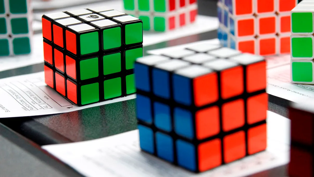 Robotul care rezolvă un cub Rubik mai repede decât orice om
