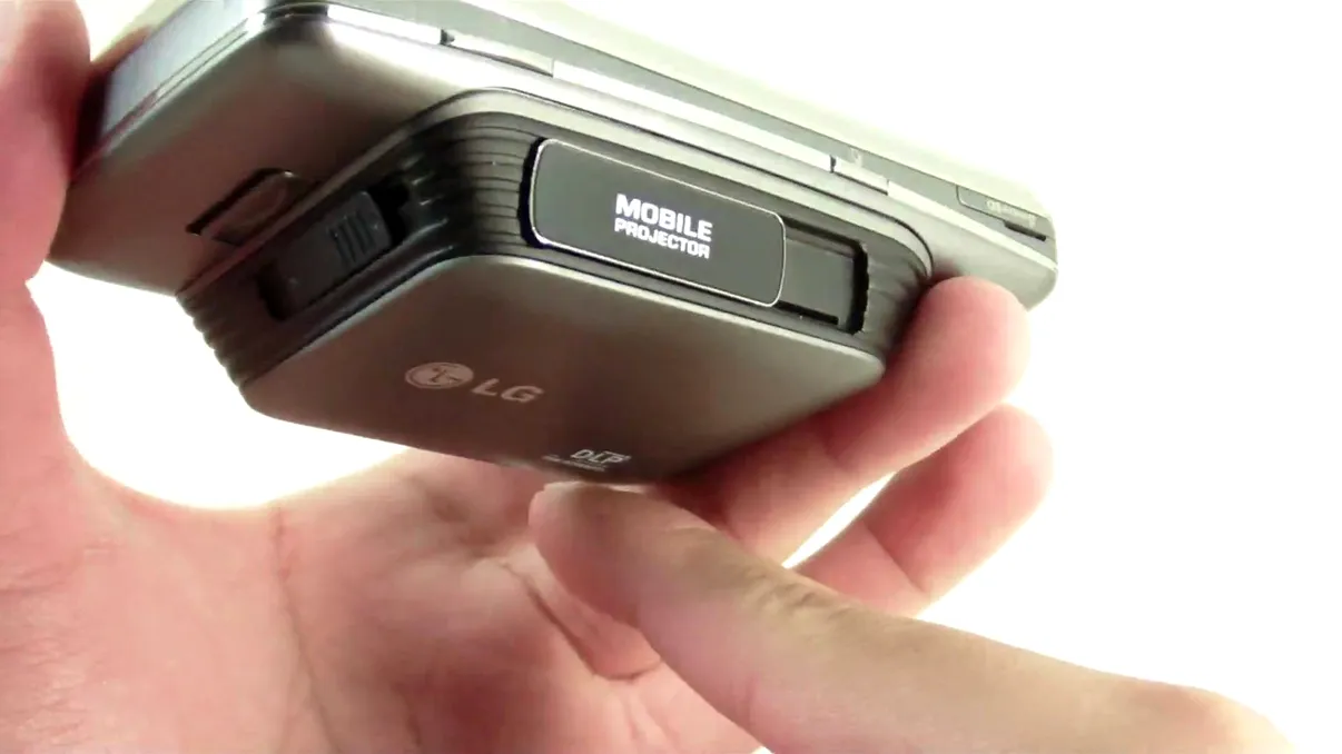 Telefonul care a avut proiector înainte să-i pese cuiva de asta