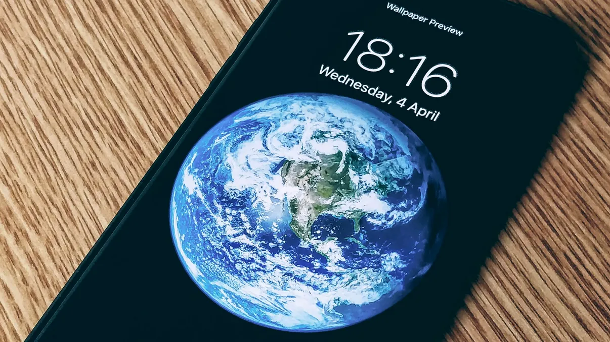 Omul care a pus Pământul pe iPhone: cum a creat imaginea iconică