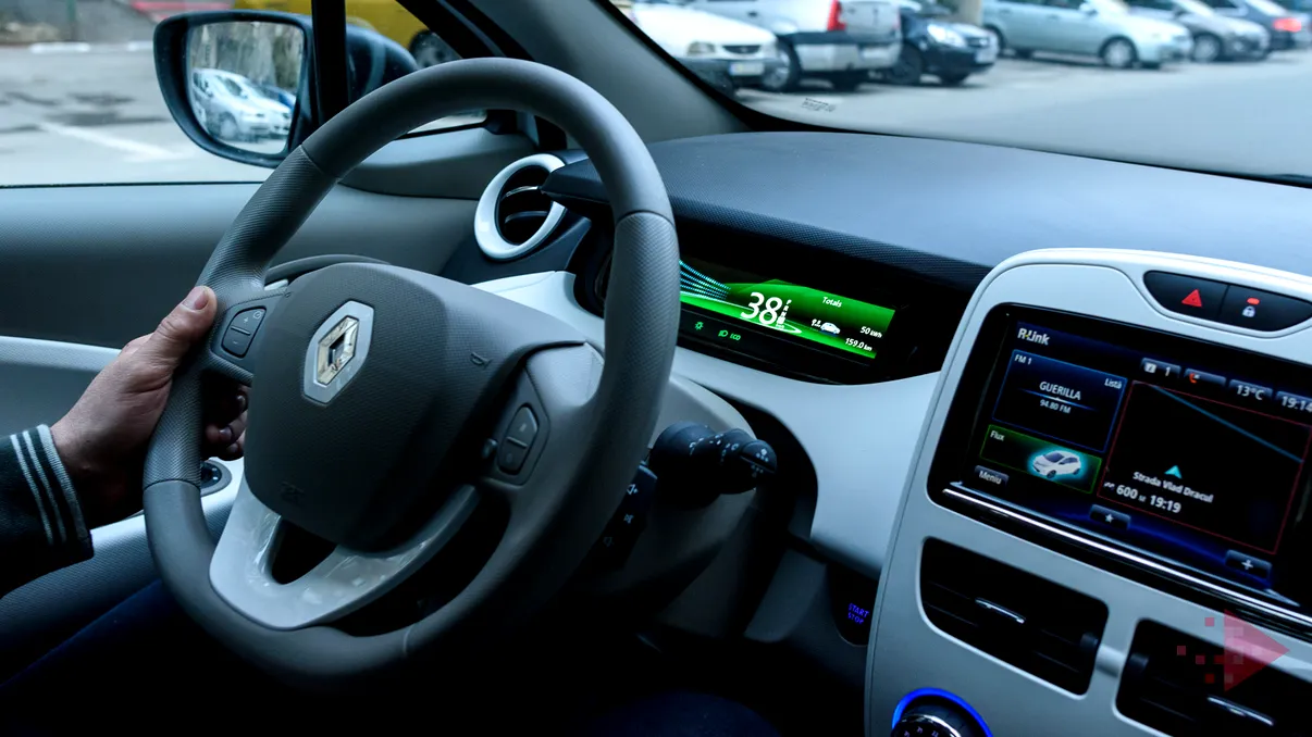 Cum e să te plimbi cu mașina electrică folosită de Uber Green în București