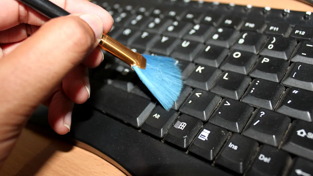 Tastatura e mai murdară decât toaleta. Cât de des trebuie să o cureți