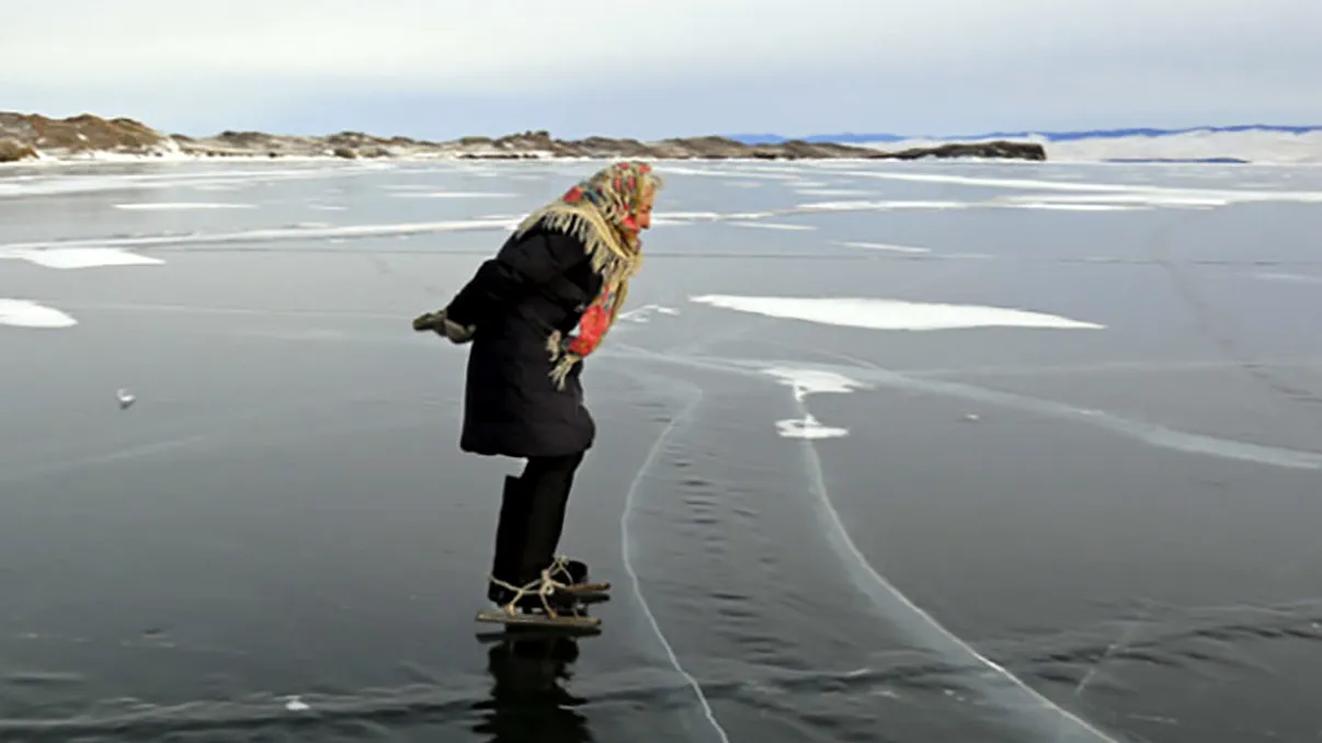 Povestea bătrânei din Siberia care patinează zilnic pe Lacul Baikal