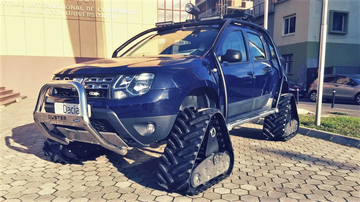 Dacia Duster ca un tanc: are șenile și trece peste orice