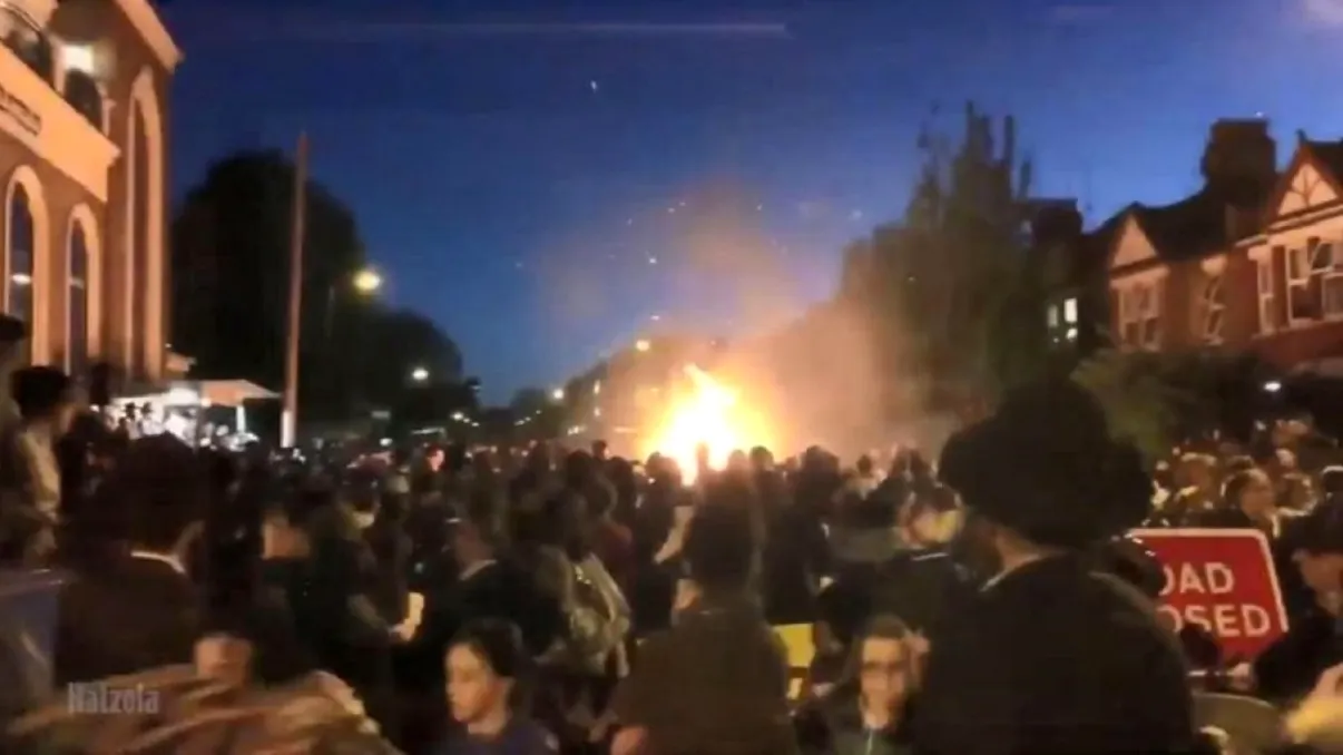 Incendiul din Londra a pornit din prostia de-a arunca în foc un telefon