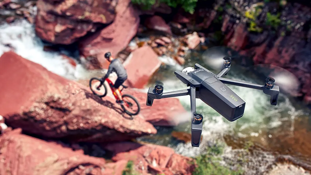 Parrot te face să vrei o dronă cu acest model compact și inteligent