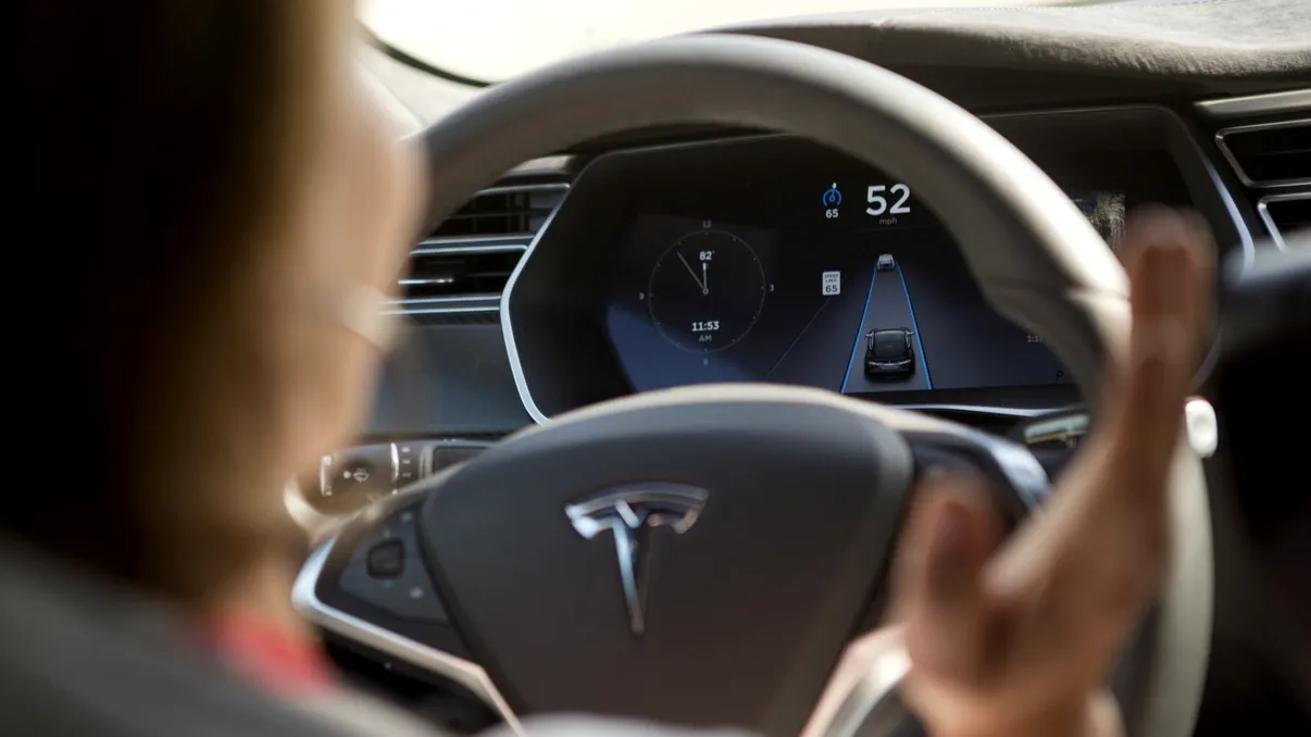 O Tesla, urmărită kilometri întregi de poliție în timp ce șoferul dormea