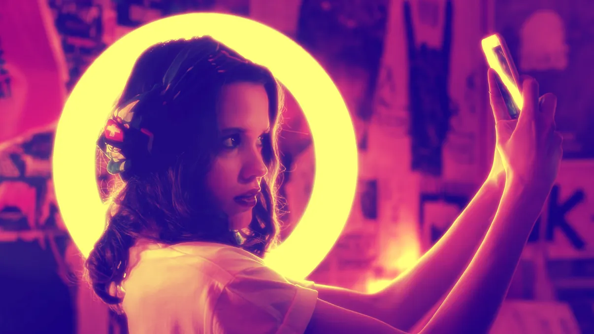 Site-ul care îți vinde o viață perfectă ca să te lauzi pe Facebook