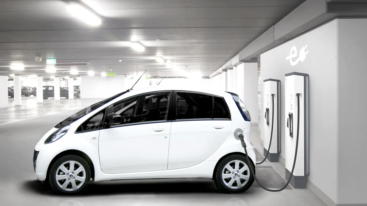 Ai ce cumpăra, dar n-ai unde să încarci: de ce are UE o problemă cu stațiile de încărcare a mașinilor electrice