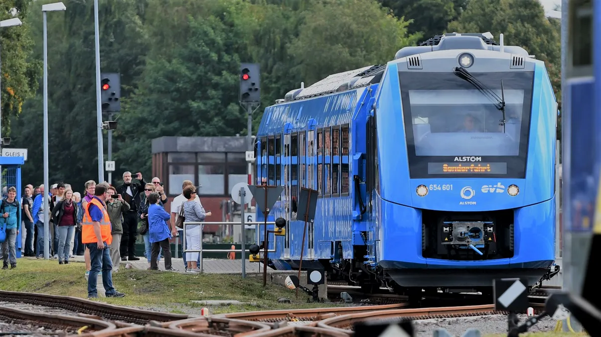 Țara cu trenul viitorului te face să-ți plângi și mai mult de milă în CFR