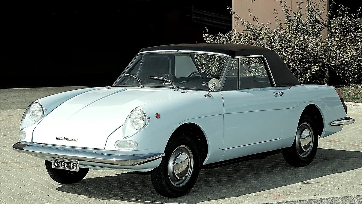 Mașina bizară care avea motorul în portbagaj într-o cutie