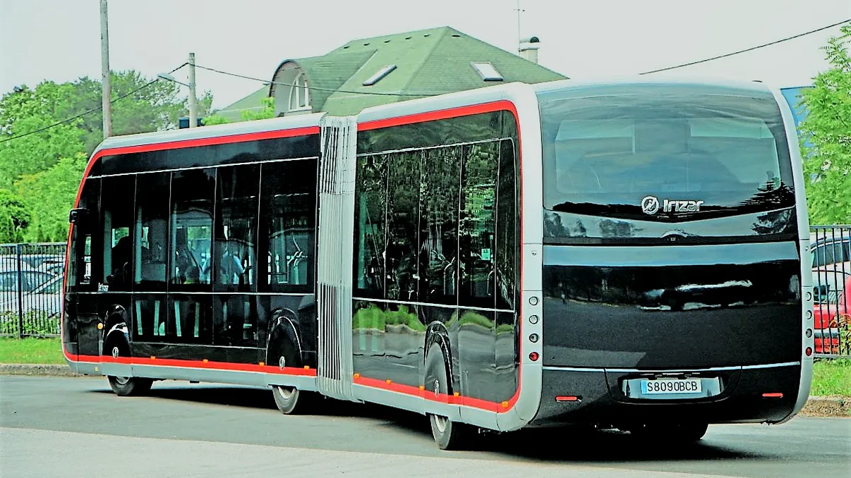 Autobuzul viitorului arată ca un tramvai și îți încarcă telefonul