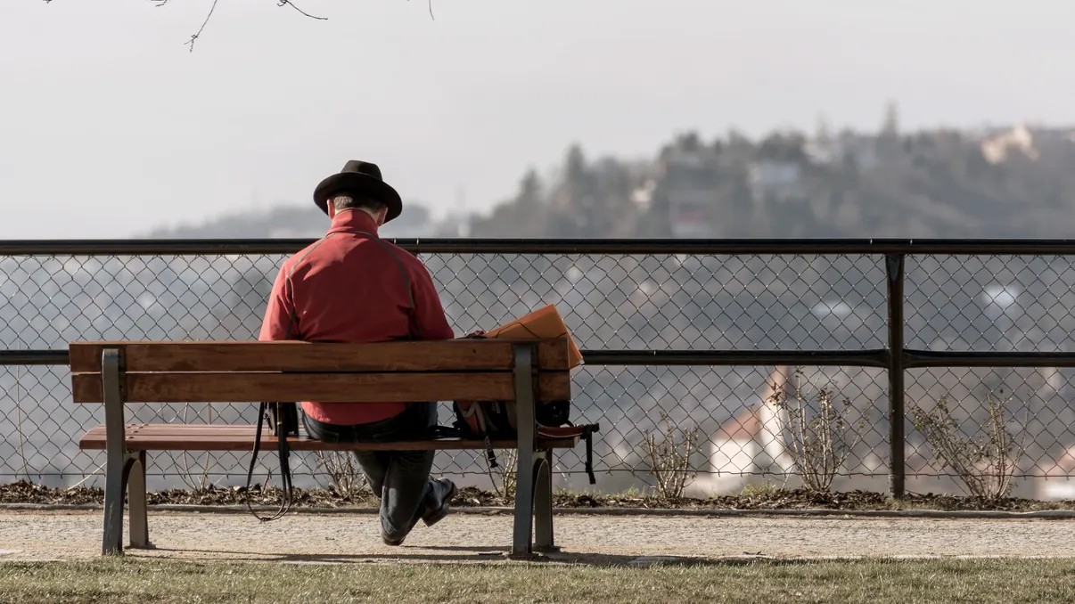 Vârstele la care oamenii se simt mai singuri ca oricând