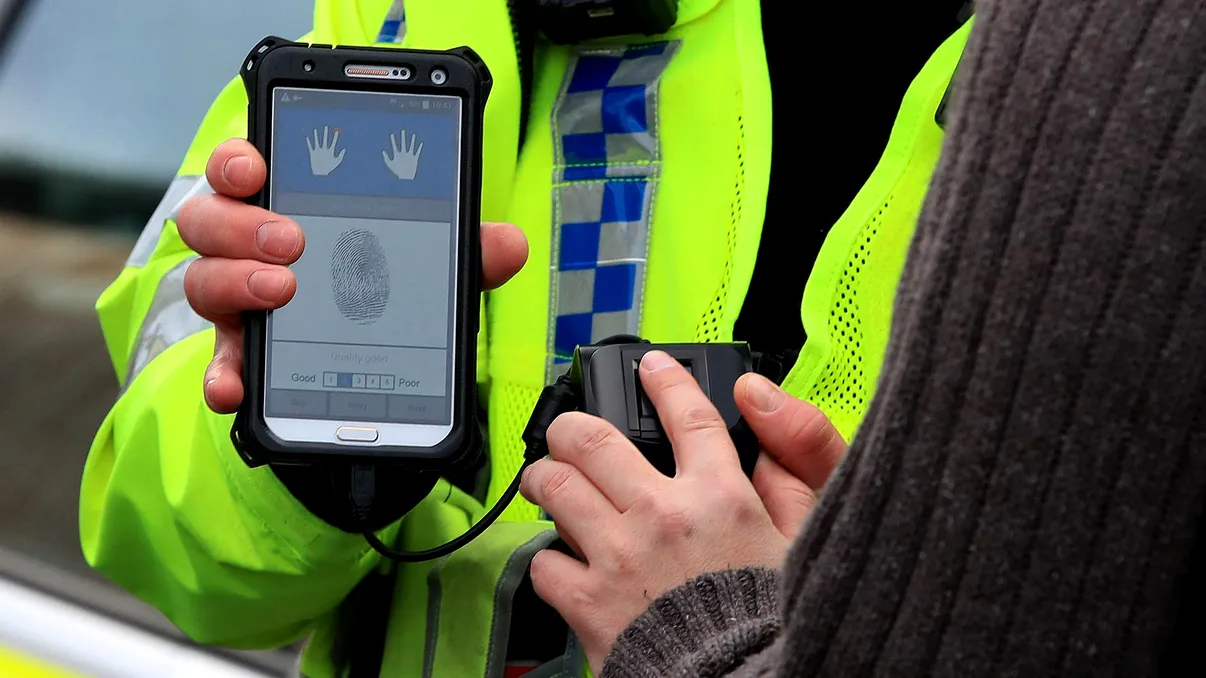 Ce trebuie să știi dacă poliția îți cere să-ți deblochezi telefonul