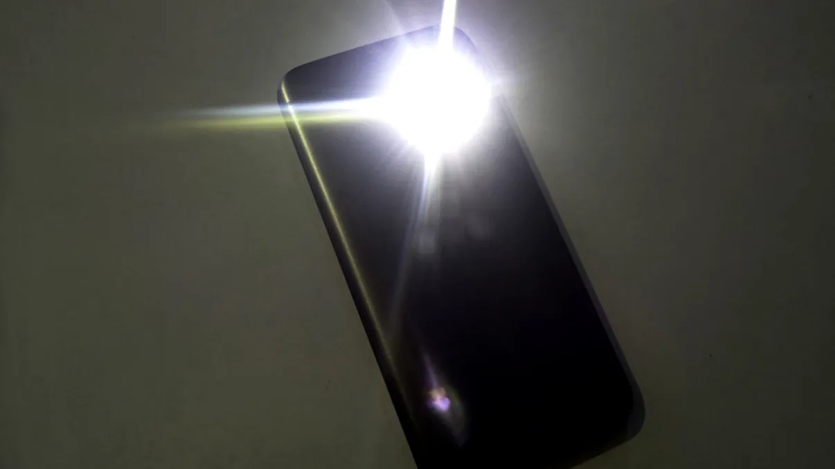 Telefonul lanternă: cum folosești un Android sau iPhone ca să faci lumină