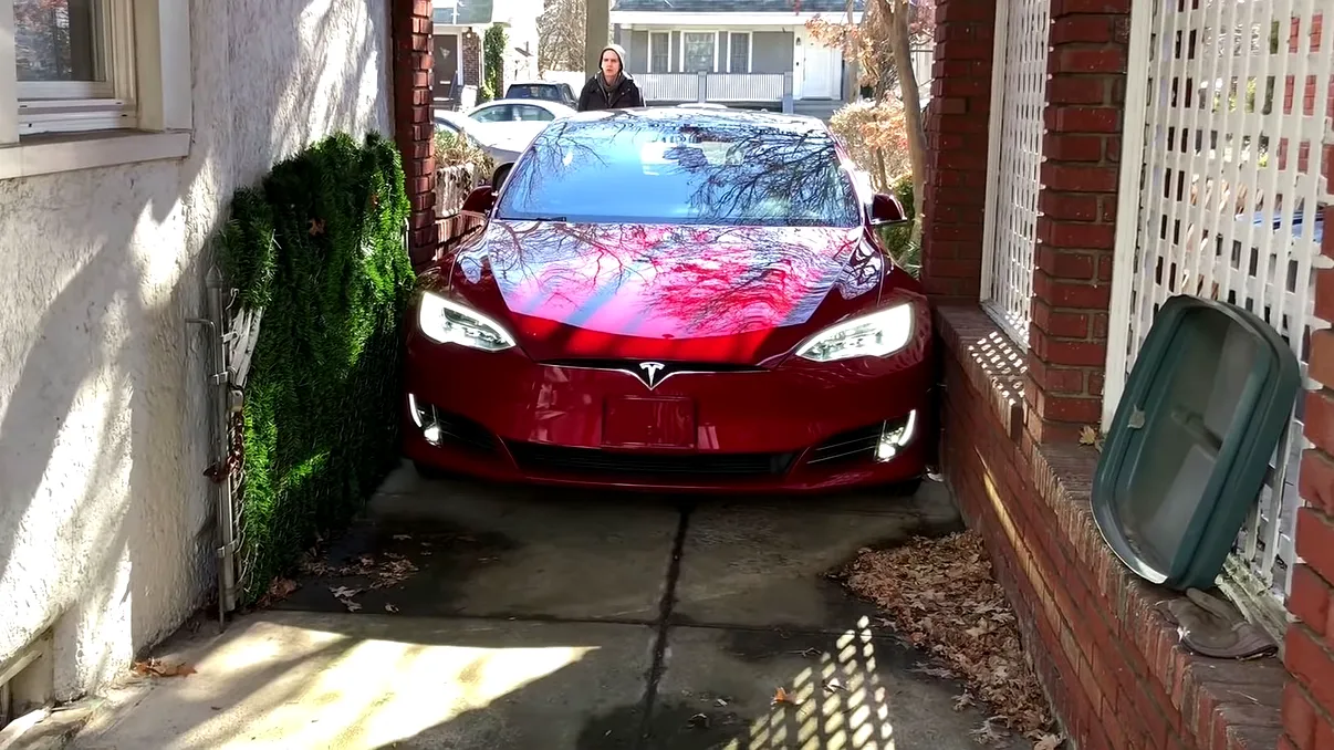 Tesla îți transformă mașina în cățeluș de companie care te urmărește