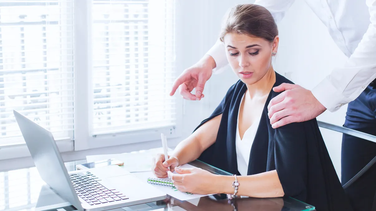 Patru din zece angajați români au fost hărțuiți sexual, dar puțini raportează