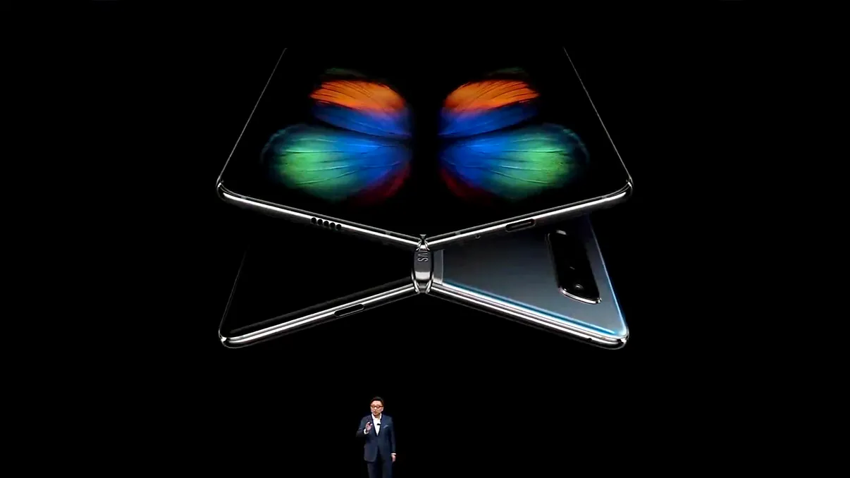 Telefoanele pliabile vor ajunge la 30 de milioane de utilizatori în 2023
