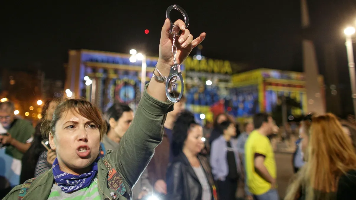 Scurt istoric despre relația complicată a României cu mita și corupția