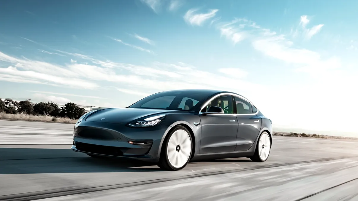 Tesla Model 3 a înregistrat o femeie în timp ce zgâria mașina: cum este posibil