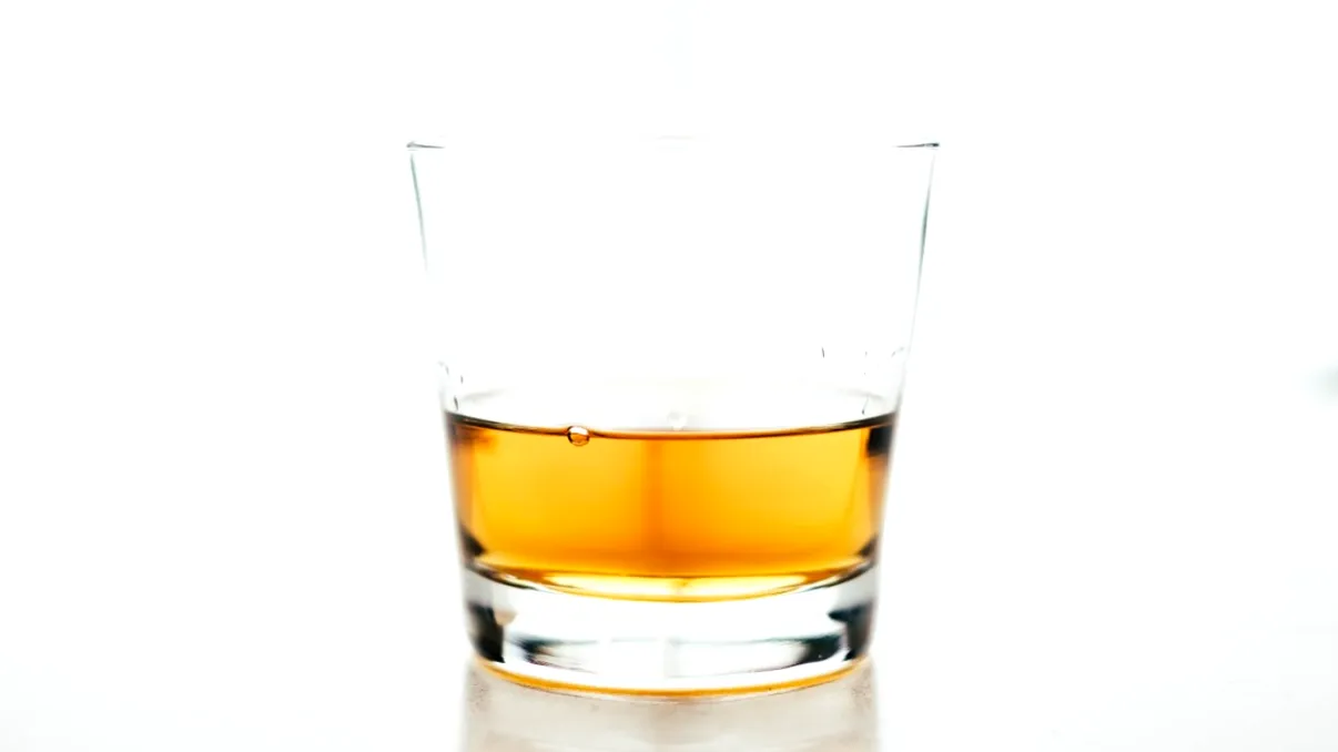 Alcoolul fals care te amețește bine fără să te îmbete