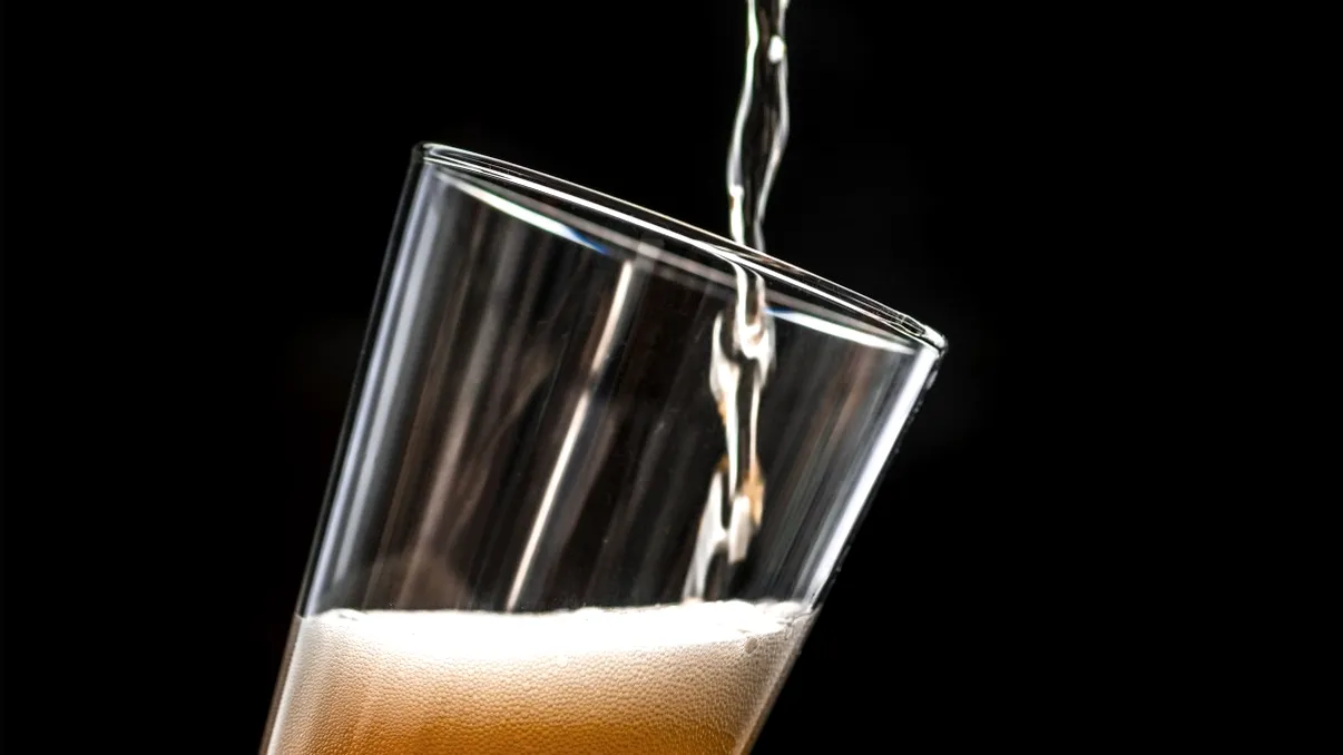 Cum ai putea să scapi de alcoolism, conform științei