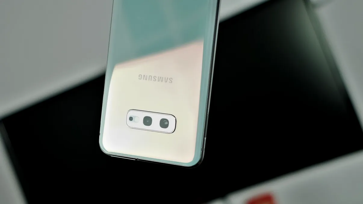 Samsung ar pregăti un telefon cu totul nou pentru 2019
