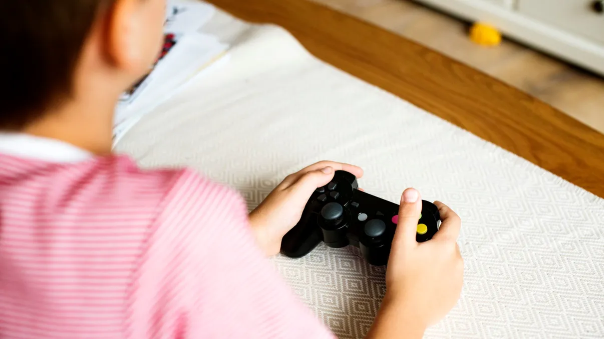 Jocurile video nu îi afectează negativ pe băieți. Ce se schimbă la fete