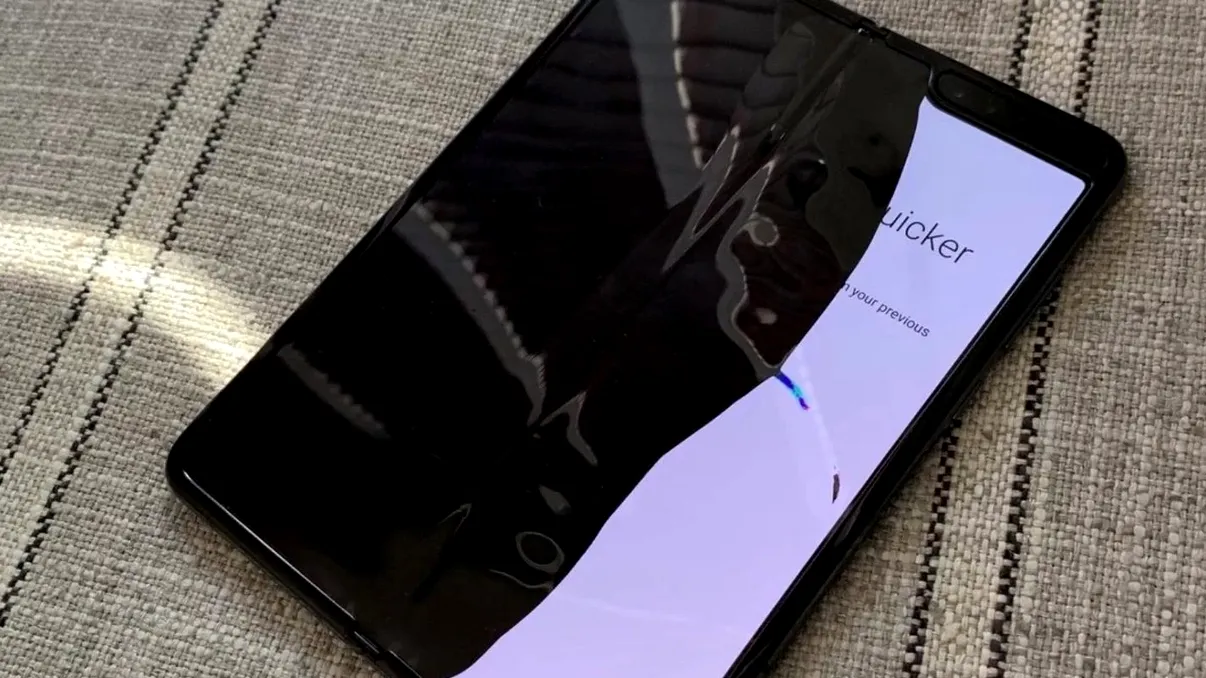 Galaxy Fold, un telefon prost: cât de tare și-a enervat posesorii care l-au primit în test