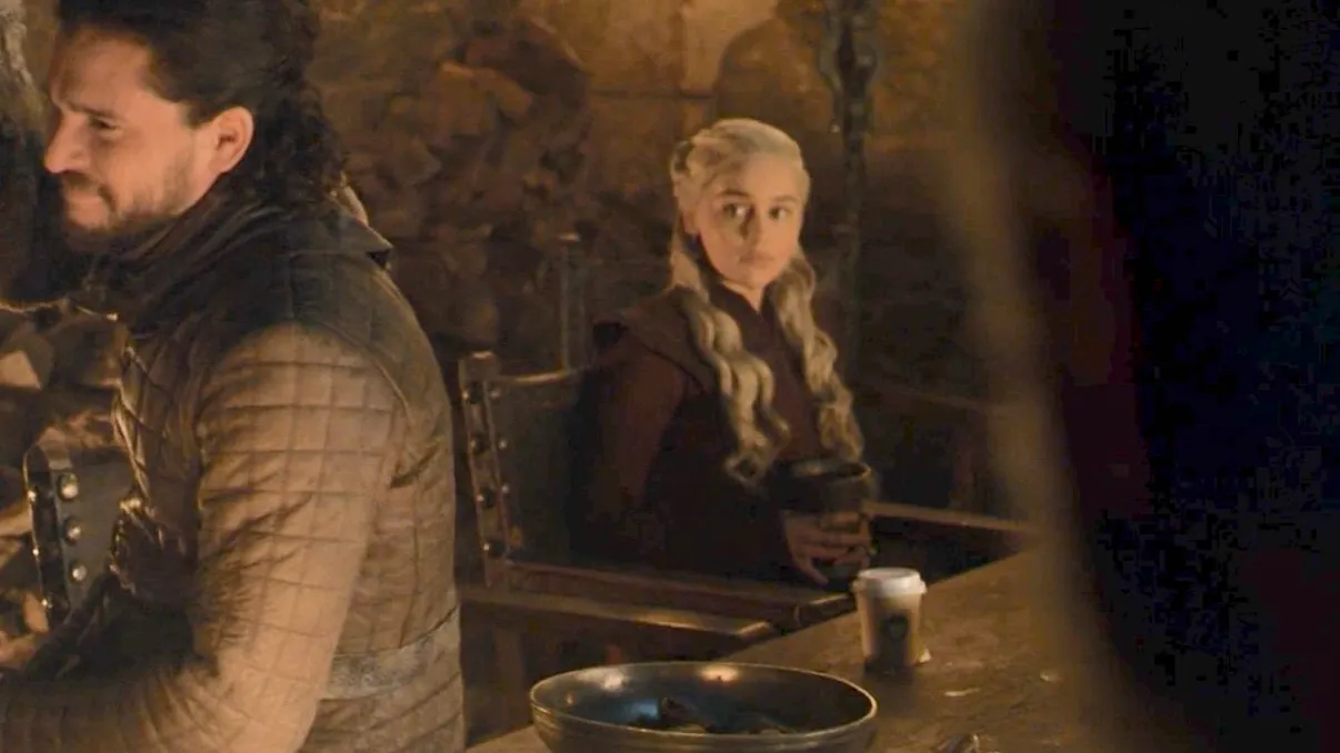 Momentul din Game of Thrones devenit viral din cauza unui pahar de cafea