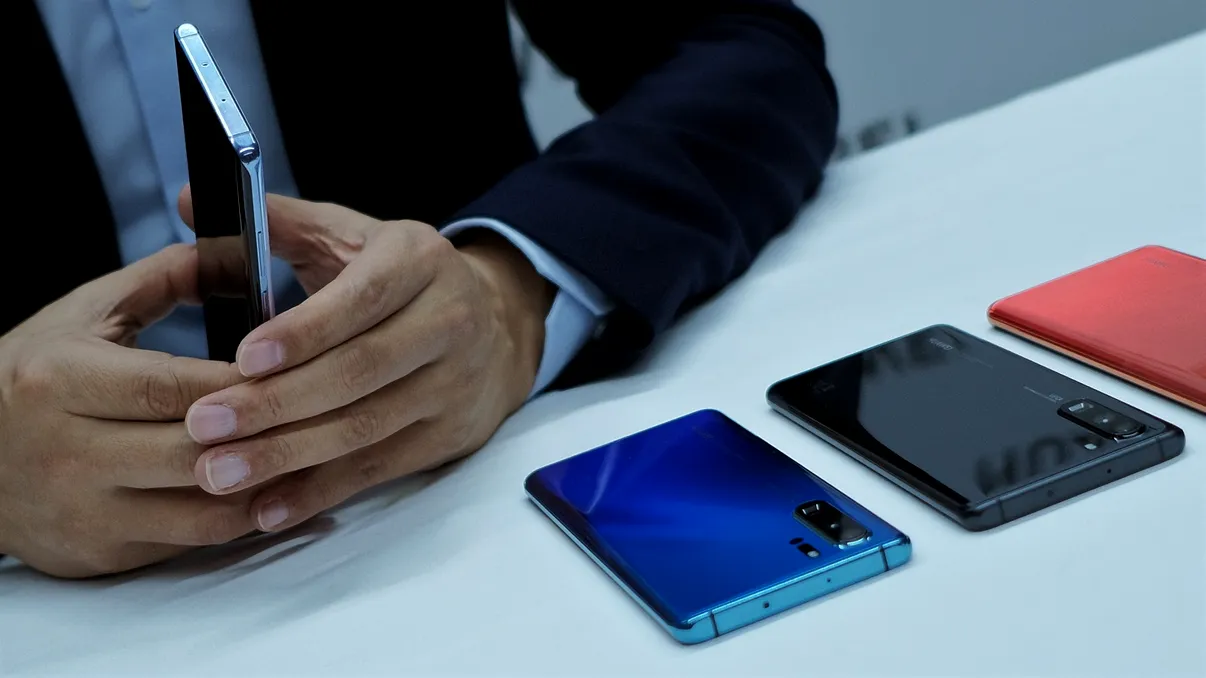 Huawei dă înapoi și vrea să uiți că a promis o alternativă la Android pentru vara asta