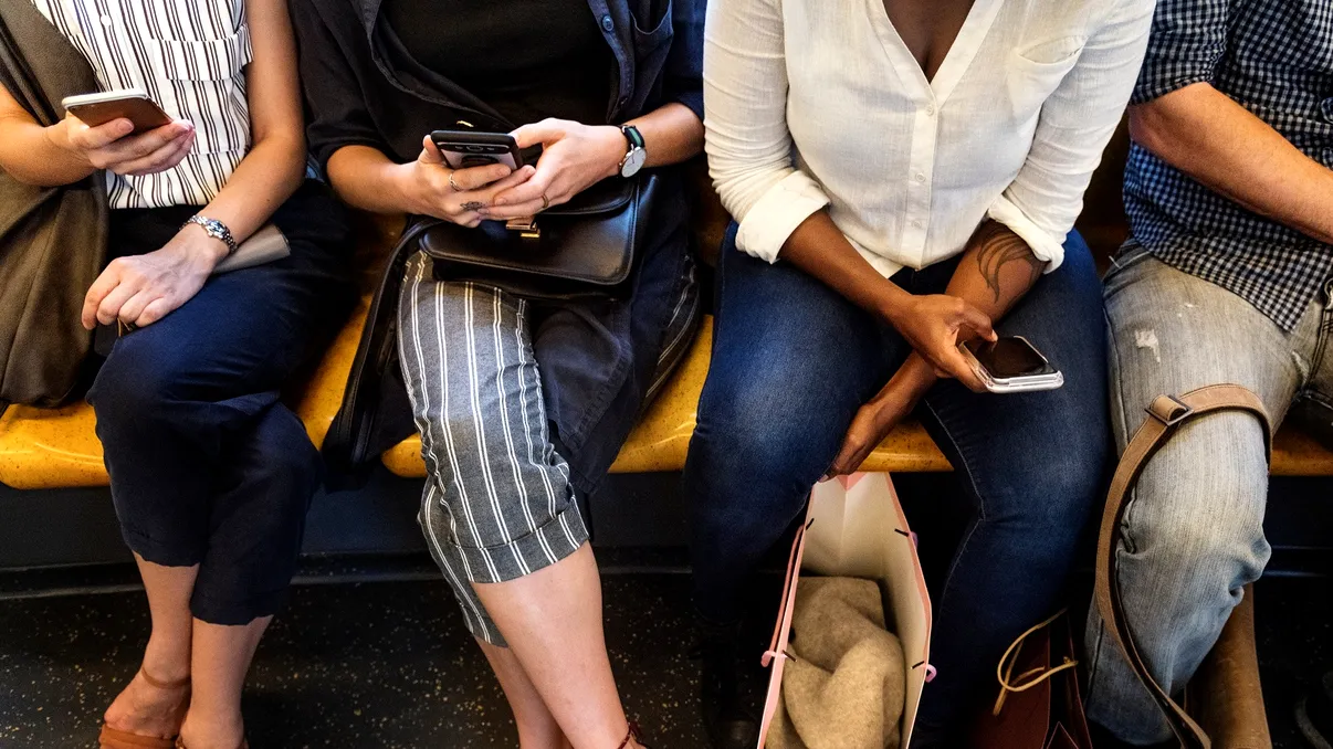 Telefonul chiar îți ascultă conversațiile? Adevărul ar putea fi mai sinistru