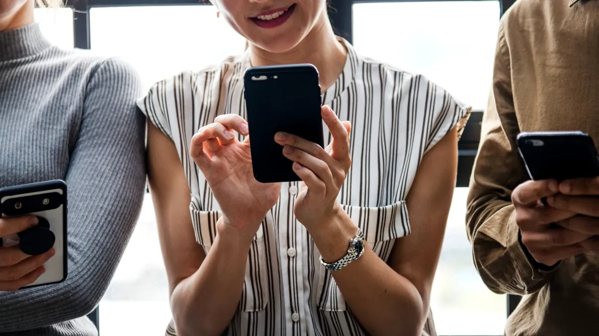 Samsung scade, Apple se prăbuștește, iar Huawei crește vânzările cu 50%