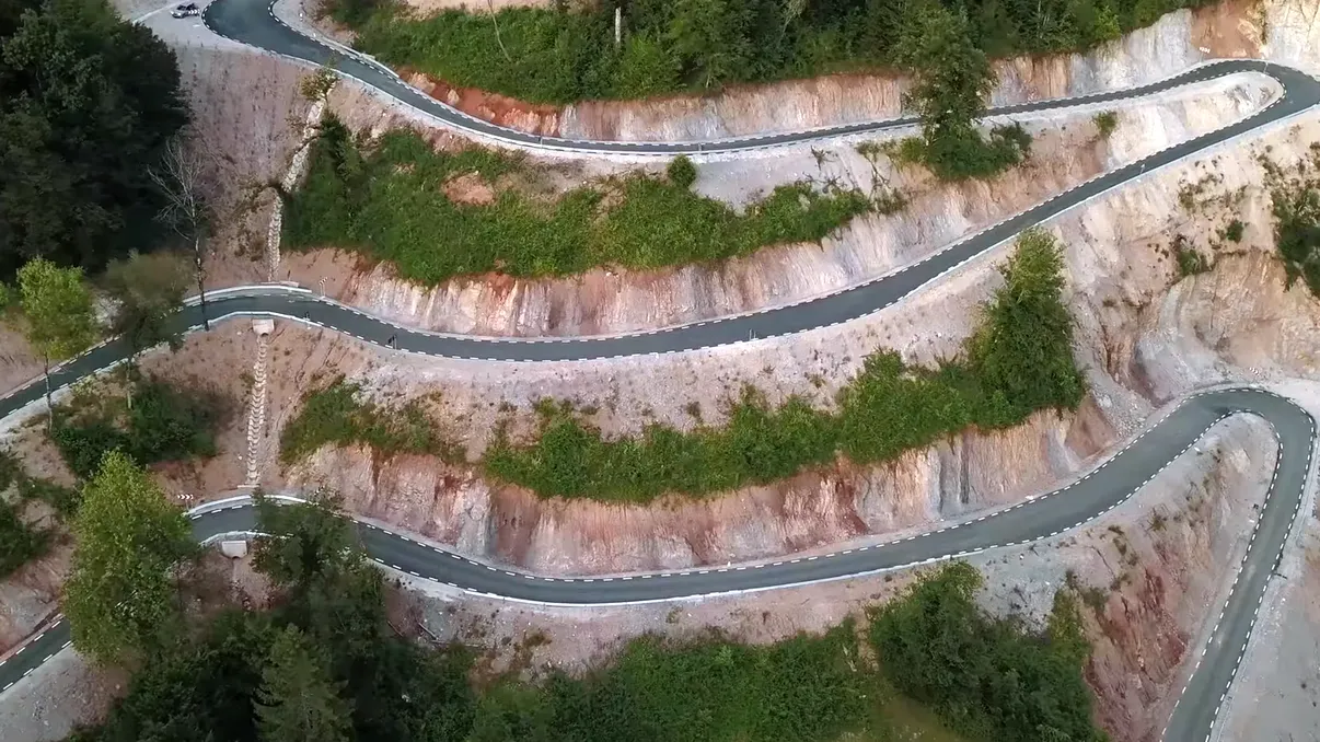VIDEO Drumul din România mai frumos decât Transalpina și Transfăgărășan: unde găsești fascinantul Transluncani