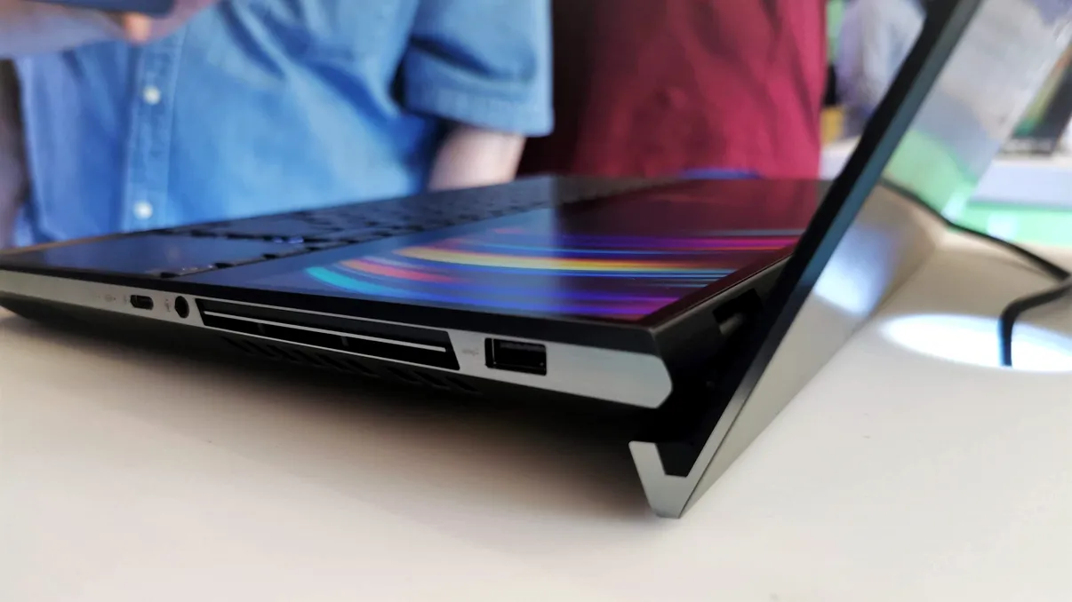 Laptopul unic în lume, expus la București, în premieră europeană