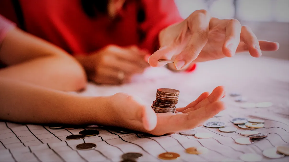 Sub 50% dintre tinerii români economisesc, dar pe toți îi preocupă pensia