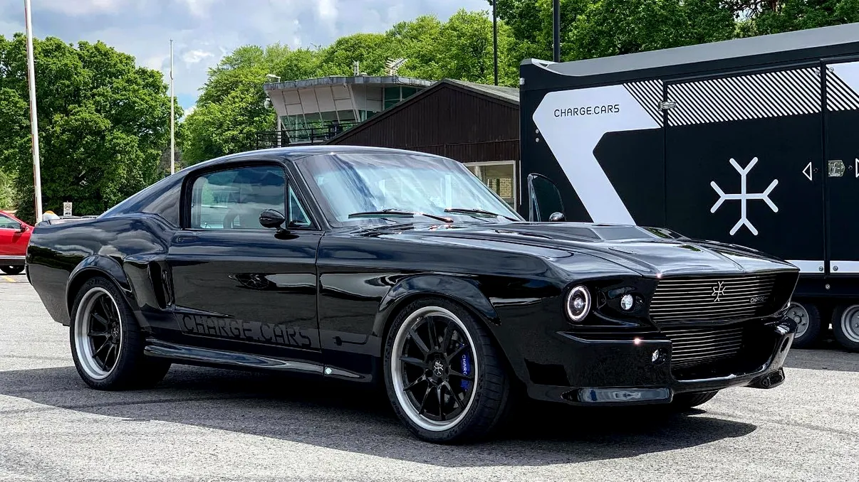 „Corcitura” de Mustang cu Tesla: mașina din anii '60 reinventată pentru 2019