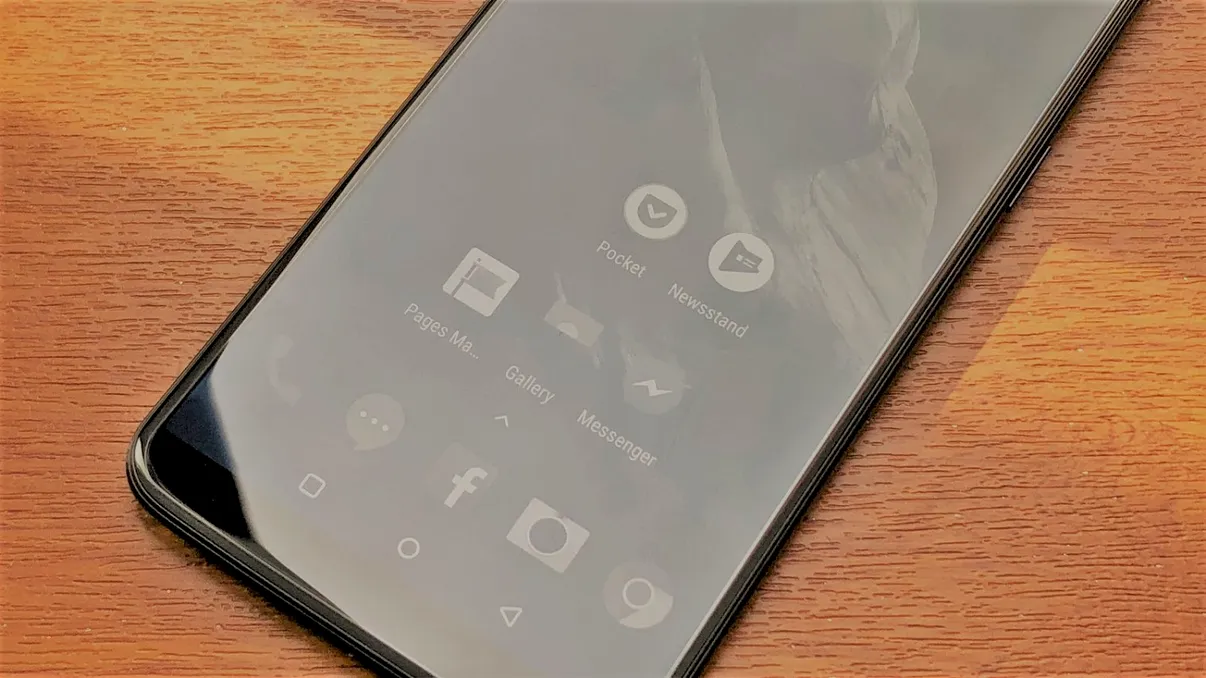 Dacă vrei să stai mai puțin pe telefon, fă-ți ecranul alb-negru