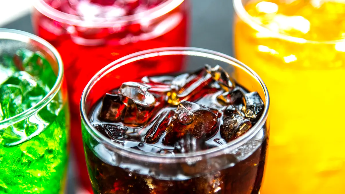 Consumul de băuturi carbogazoase crește riscul de cancer