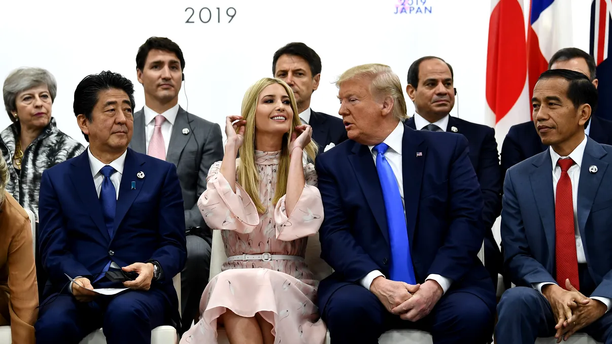 Clipul viral cu Ivanka Trump încercând să poarte o discuție cu Macron