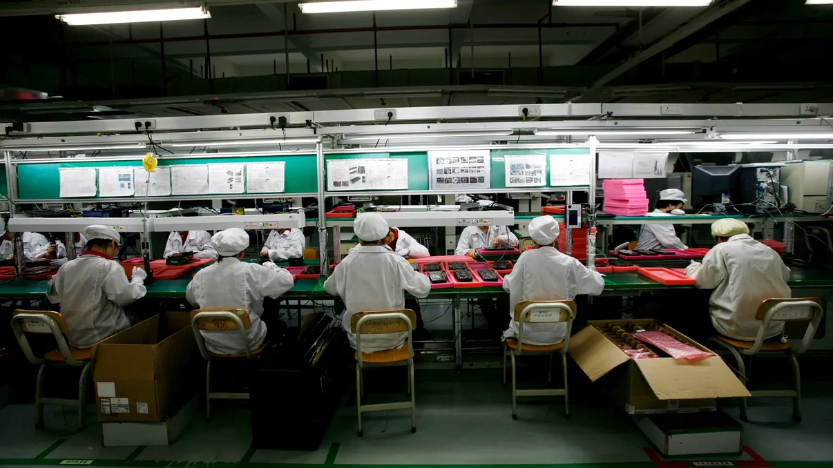 Adolescenți chinezi, forțați să lucreze ca să facă difuzoare pentru Amazon