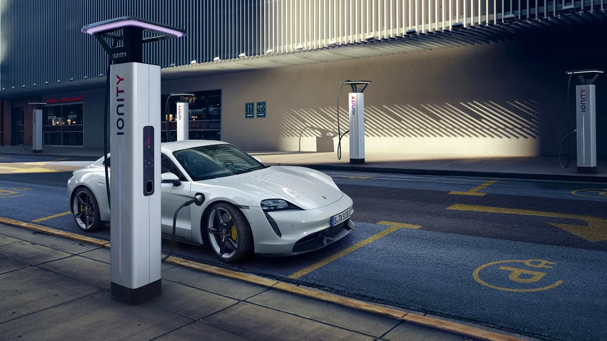 Rivalul Tesla tocmai ce a fost lansat în Europa. Porsche Taycan e full-electric și costă 150.000 de dolari