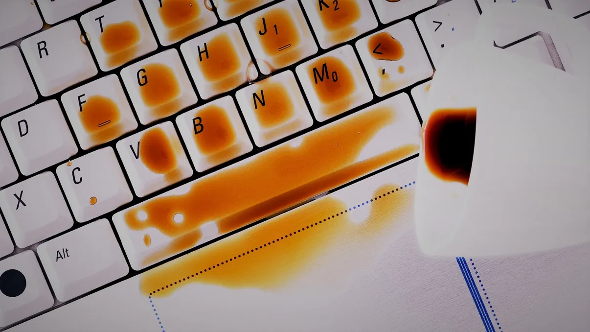 Cum salvezi un laptop pe care ai vărsat apă sau cafea