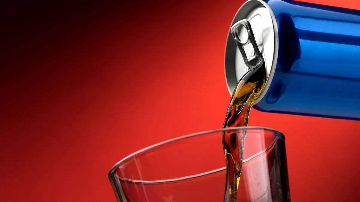 Cum reacționează corpul la băuturile energizante, în 24 de ore: cât de periculoase sunt Red Bull, Monster, Burn și celelalte