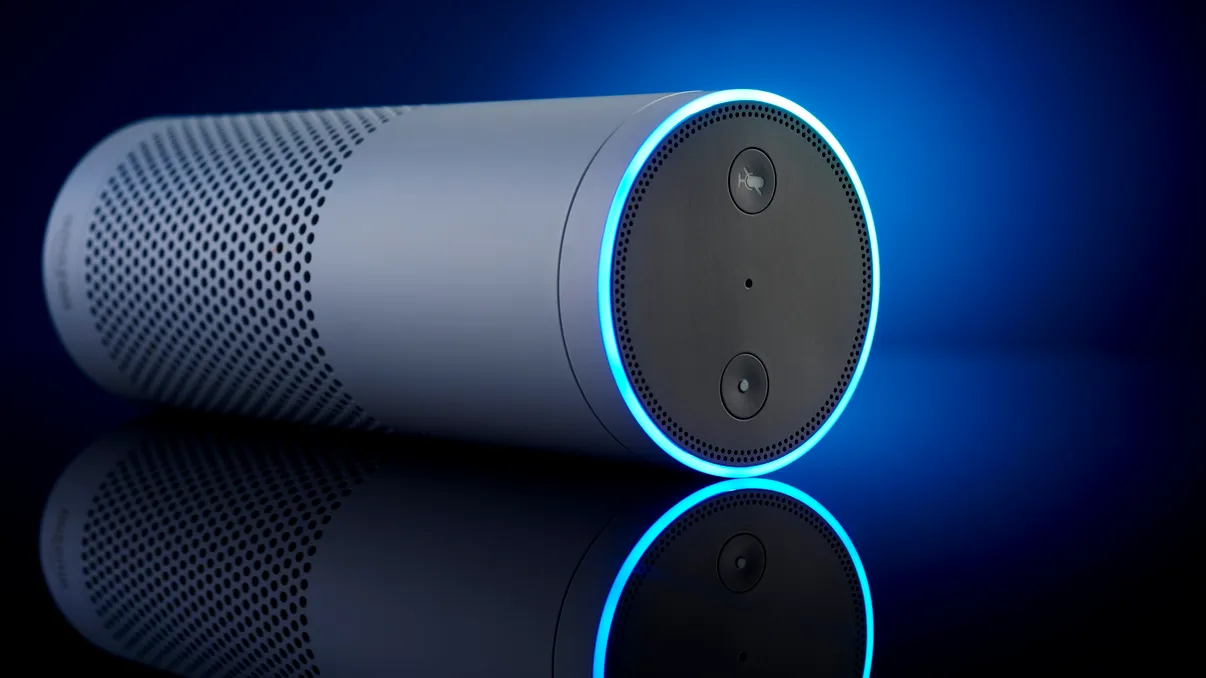 Anchetă împotriva giganților digitali din SUA: de ce-s luați în vizor asistenții digitali Siri și Alexa