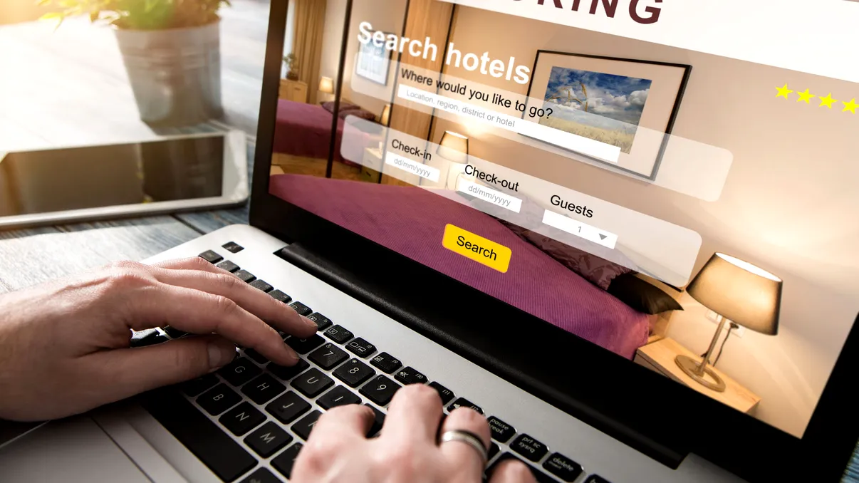 Booking te minte că mai e 